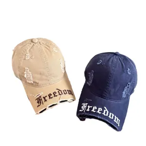 Cappellino in cotone usurato con ricamo Freedom in kaki e blu navy