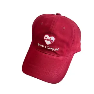Gorra de béisbol de algodón rojo oscuro con bordado de corazón y texto Lucky casual