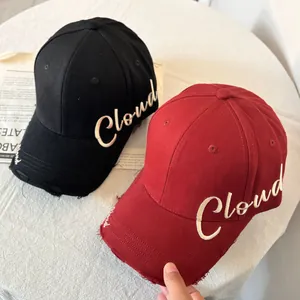 Gorras de béisbol vintage en negro y rojo con bordado Cloud y visera desgastada