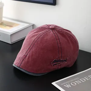Béret rétro bordeaux en coton délavé avec écusson brodé et coutures contrastées