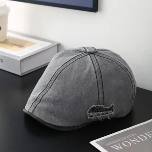 Gros plan d'une casquette grise délavée vintage avec écusson brodé Natural