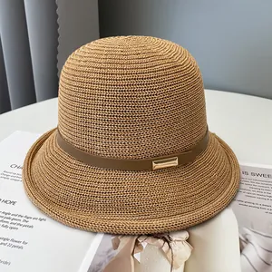 Cappello a secchiello in paglia kaki con cinturino in pelle marrone e fibbia oro