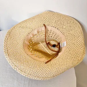 Détail de l'intérieur du chapeau de paille en papier avec bande de confort et cordon