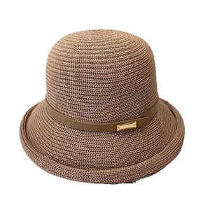 Cappello da sole in paglia marrone da donna con cinturino in pelle e fibbia dorata