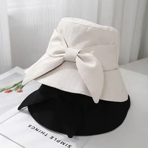 Chapeau de soleil à large bord pour femme avec grand nœud et texture plissée chic