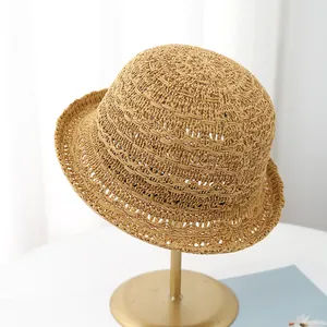Chapeau bob en tricot ajouré respirant pour femme beige foncé sur un support