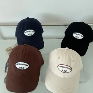 Lot de casquettes de baseball en coton en bleu marine, noir, marron et crème avec patch