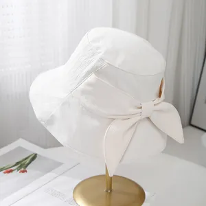 Chapeau bob blanc élégant pour femme avec grand nœud sur un support métallique