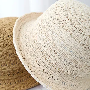 Détail de la texture en maille ajourée d'un chapeau cloche respirant en paille pour femme