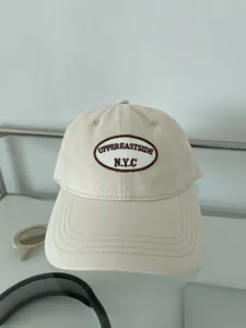 Détail de la casquette beige en coton avec broderie vintage Upper East Side NYC