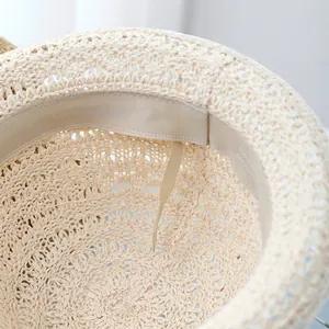 Détail du chapeau cloche respirant en paille avec cordon de serrage réglable