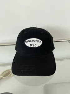 Détail de la broderie UPPEREASTSIDE N.Y.C sur la casquette en coton noir