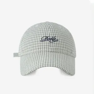 Cappellino da baseball classico a scacchi grigio chiaro con ricamo blu scuro