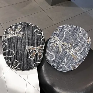 Baskenmützen aus Denim mit Pailletten und Schleifenstickerei in Dunkelgrau und Hellblau