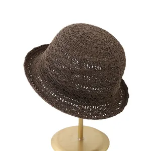 Chapeau seau en tricot ajouré marron respirant pour femmes sur support doré pour l'été