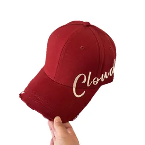 Gorra de béisbol burdeos con bordado Cloud y detalle de borde desgastado para mujer