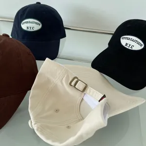 Détail de la boucle en métal et des coutures sur les casquettes de baseball en coton