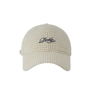 Berretto da baseball a scacchi beige e marrone chiaro con ricamo di lettere Dorie