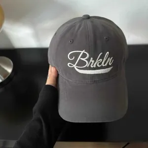 Gorra de béisbol gris marengo con bordado Brkln blanco y visera curva para hombre y mujer