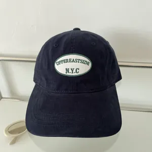 Casquette de baseball bleu marine classique avec broderie Upper East Side NYC sur fond blanc