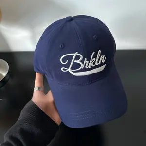 Gorra de béisbol de algodón azul oscuro con bordado Brkln blanco y visera curva