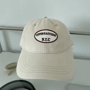 Casquette de baseball classique en coton beige avec broderie Upper East Side NYC style épuré