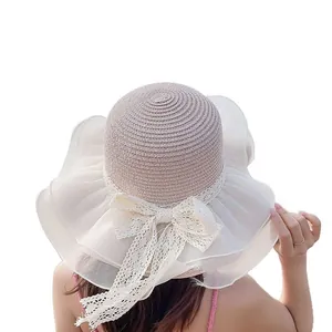 Cappello di paglia estivo a tesa larga con fiocco in pizzo e bordo in chiffon per la spiaggia