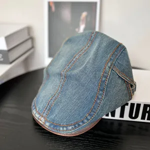 Vintage Baskenmütze aus gewaschenem Denim für Damen mit kontrastierenden orangefarbenen Nähten