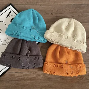 Berretto in maglia hip hop consumato con anelli di metallo e spilli in quattro colori