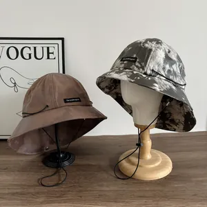 Cappelli a secchiello vintage tie-dye con coulisse regolabile su espositori eleganti
