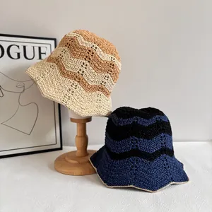 Sombrero bucket de ganchillo hecho a mano con ondas caladas y rayas de colores en contraste