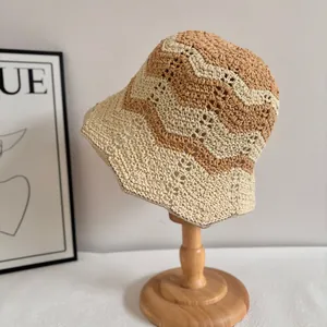 Sombrero de pescador de ganchillo hecho a mano con patrones ondulados beige y marrón