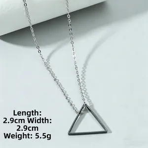 Vue détaillée du collier à pendentif triangle géométrique de 2,9 cm en acier inoxydable