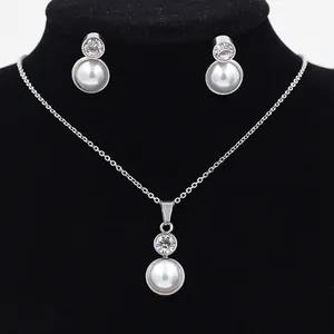 Détails de l'ensemble collier et boucles d'oreilles opale argentés sur mannequin en velours