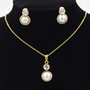 Détail de parure collier et boucles d'oreilles dorées avec opale et zircone sur velours