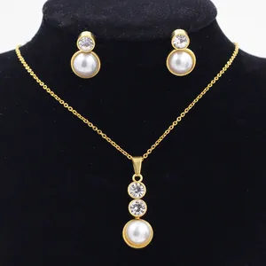 Détail d'un ensemble de bijoux dorés avec pendentifs et boucles d'oreilles en opale