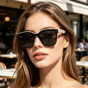 Gros plan de lunettes de soleil carrées élégantes pour femmes dans un café extérieur