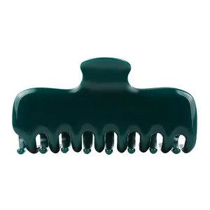 Detalle de la pinza para el pelo verde oscuro con acabado pulido y dientes resistentes