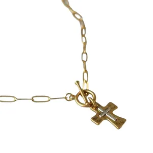 Collier à maillons trombone bicolore avec pendentif croix or et argent et fermoir T
