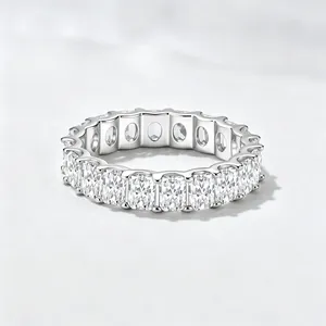 Bague d'éternité élégante en argent 925 avec zircons cubiques de taille Radiant