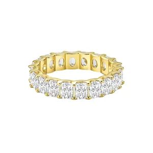 Bague éternité dorée élégante avec des pierres de zircone blanches sur fond blanc pur