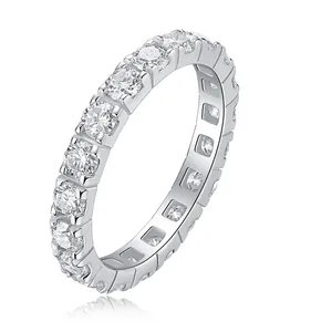 Vista laterale dell'anello eternity in argento S925 con zirconi cubici tondi lucidi
