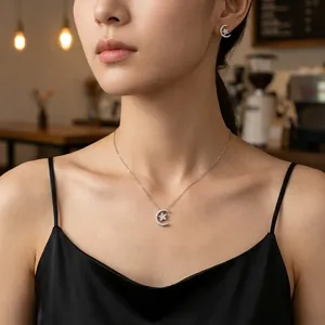 Elegante silberne Halskette mit Stern und Mond Anhänger mit Zirkonia am Modell