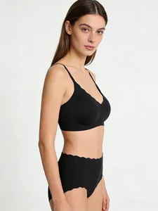 Dettaglio del set intimo nero senza cuciture con eleganti bordi a onde tagliati