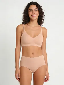 Dettaglio di set intimo nude senza cuciture con bordi ondulati e spalline sottili