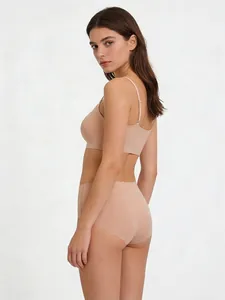 Dettaglio del set reggiseno nude senza cuciture con slip a vita alta a bordi ondulati