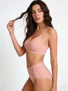 Dettaglio del set reggiseno rosa loto senza cuciture con bordi a conchiglia