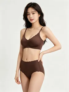 Dettaglio del set di lingerie marrone senza cuciture con bordi a conchiglia lisci