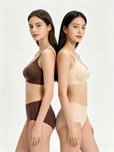 Dettaglio del set reggiseno e mutandine senza cuciture nei colori marrone scuro e beige
