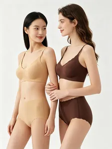 Dettaglio di completi intimi senza cuciture beige e marrone scuro indossati da modelle